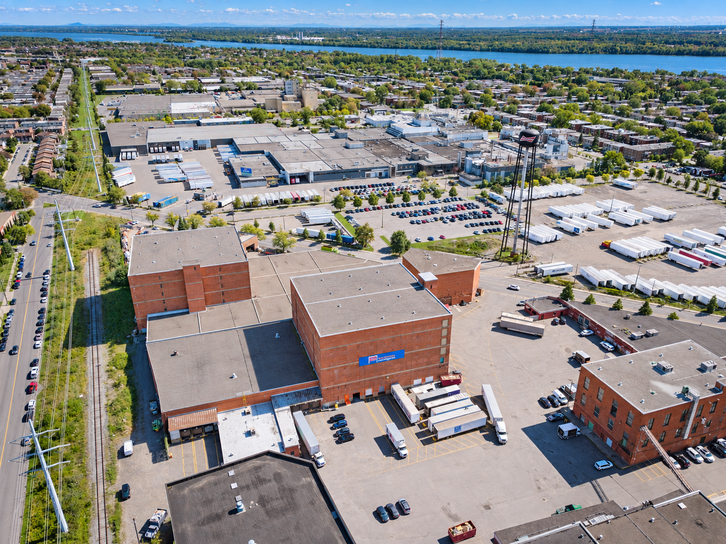 Vue aérienne du bâtiment Mini-Entrepôts Sauvegarde à Lasalle, au 225, avenue Lafleur